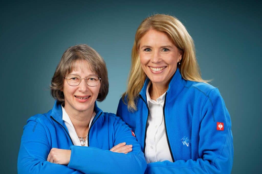 Team Foto des Sekretariats mit zwei Frauen in blauer Jacke